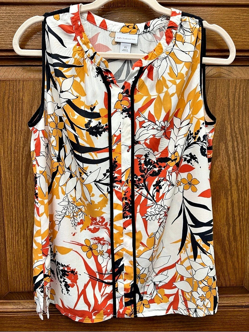 Liz Claiborne Floral Sleeveless Blouse in White ,Orange Black and Red Size XS